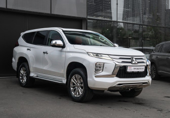 Подержанный автомобиль Mitsubishi Pajero Sport 2020 года (3 фото)
