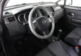 Подержанный автомобиль Nissan Tiida Hatchback 2008 года (9 фото)