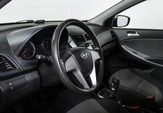 Подержанный автомобиль Hyundai Solaris Sedan 2011 года (10 фото)