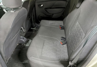 Подержанный автомобиль Renault Sandero 2016 года (14 фото)