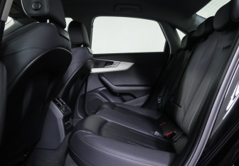 Подержанный автомобиль Audi A4 Sedan 2020 года (11 фото)
