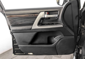 Подержанный автомобиль Toyota Land Cruiser Suv 2020 года (19 фото)