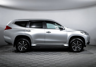Подержанный автомобиль Mitsubishi Pajero Sport 2017 года (4 фото)