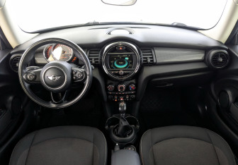 Подержанный автомобиль MINI Hatch 2017 года (25 фото)