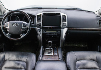 Подержанный автомобиль Toyota Land Cruiser Suv 2012 года (11 фото)