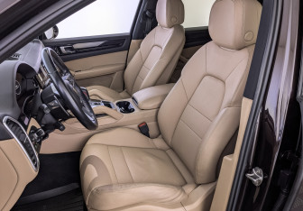 Подержанный автомобиль Porsche Cayenne 2019 года (20 фото)
