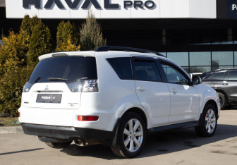 Подержанный автомобиль Mitsubishi Outlander 2011 года (4 фото)