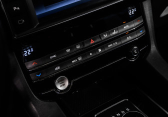 Подержанный автомобиль Jaguar F-Pace 2018 года (18 фото)