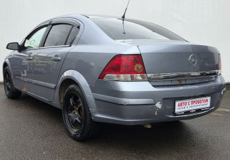Подержанный автомобиль Opel Astra Sedan 2008 года (7 фото)