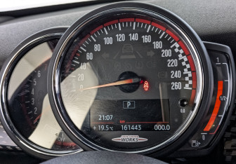 Подержанный автомобиль MINI Hatch 2019 года (16 фото)