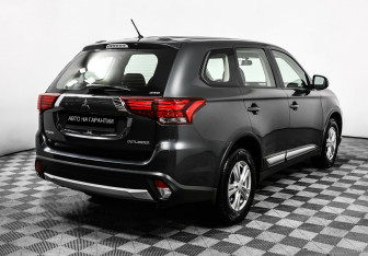 Подержанный автомобиль Mitsubishi Outlander 2016 года (5 фото)