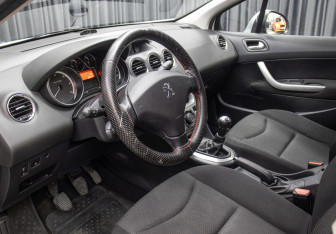 Подержанный автомобиль Peugeot 408 2012 года (16 фото)