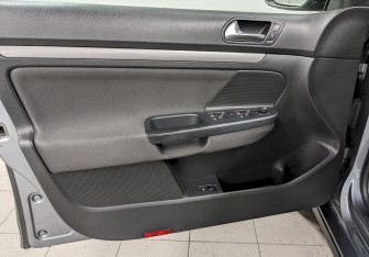 Подержанный автомобиль Volkswagen Jetta Sedan 2010 года (11 фото)