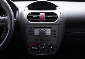 Подержанный автомобиль Opel Corsa 2005 года (14 фото)