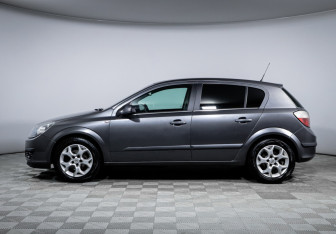 Подержанный автомобиль Opel Astra Hatchback 2006 года (8 фото)