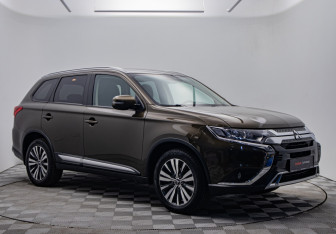 Подержанный автомобиль Mitsubishi Outlander 2019 года (3 фото)