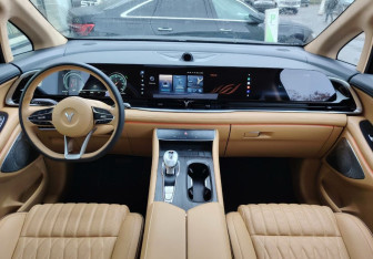 Подержанный автомобиль Voyah Dream 2024 года (9 фото)