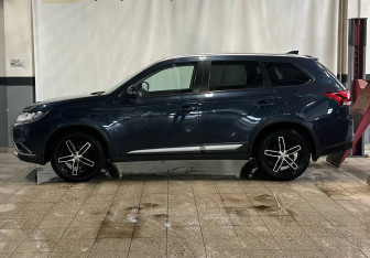 Подержанный автомобиль Mitsubishi Outlander 2018 года (8 фото)