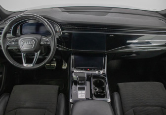 Подержанный автомобиль Audi Q8 2020 года (13 фото)