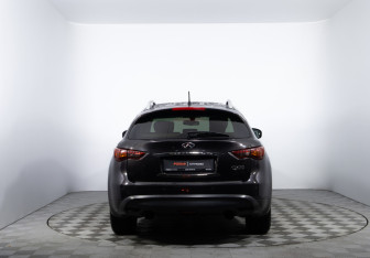 Подержанный автомобиль Infiniti QX70 2014 года (6 фото)
