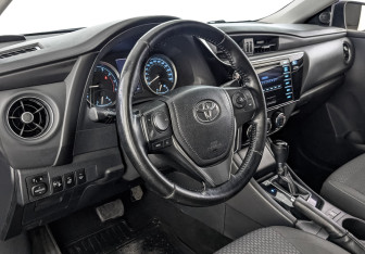 Подержанный автомобиль Toyota Corolla Sedan 2018 года (15 фото)