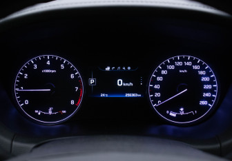 Подержанный автомобиль Hyundai Genesis 2014 года (12 фото)