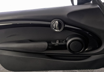 Подержанный автомобиль MINI Hatch 2019 года (19 фото)