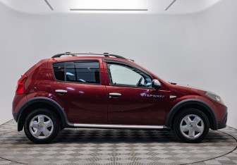 Подержанный автомобиль Renault Sandero 2012 года (6 фото)