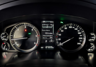 Подержанный автомобиль Lexus LX 2018 года (13 фото)