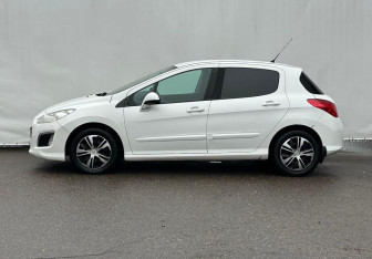Подержанный автомобиль Peugeot 308 Hatchback 2011 года (8 фото)