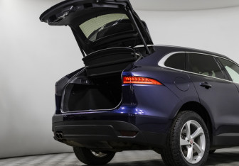 Подержанный автомобиль Jaguar F-Pace 2016 года (16 фото)