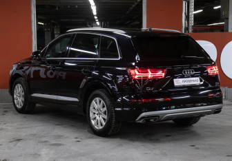Подержанный автомобиль Audi Q7 2017 года (7 фото)