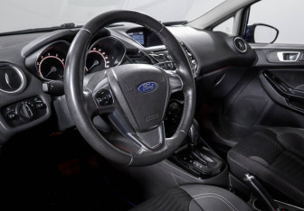 Подержанный автомобиль Ford Fiesta Hatchback 2015 года (14 фото)