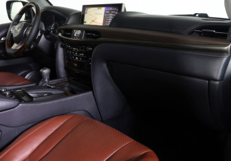 Подержанный автомобиль Lexus LX 2015 года (10 фото)