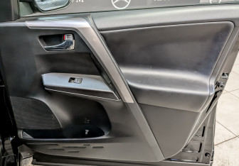 Подержанный автомобиль Toyota RAV4 2019 года (21 фото)