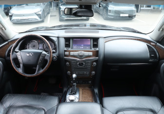 Подержанный автомобиль Infiniti QX56 2011 года (11 фото)
