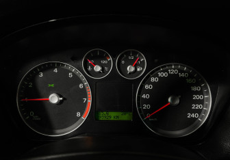Подержанный автомобиль Ford Focus Sedan 2006 года (11 фото)