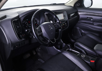 Подержанный автомобиль Mitsubishi Outlander 2015 года (15 фото)