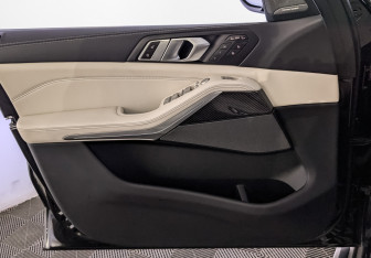Подержанный автомобиль BMW X7 2024 года (19 фото)