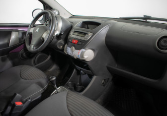 Подержанный автомобиль Peugeot 107 2013 года (9 фото)