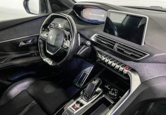 Подержанный автомобиль Peugeot 3008 2018 года (9 фото)