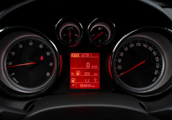 Подержанный автомобиль Opel Astra Sedan 2015 года (12 фото)