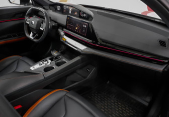 Подержанный автомобиль Changan UNI-V 2023 года (8 фото)