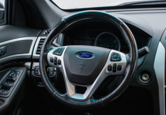 Подержанный автомобиль Ford Explorer 2013 года (16 фото)