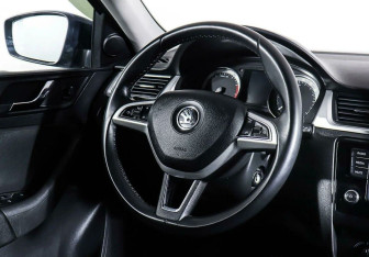 Подержанный автомобиль Skoda Rapid Liftback 2016 года (11 фото)