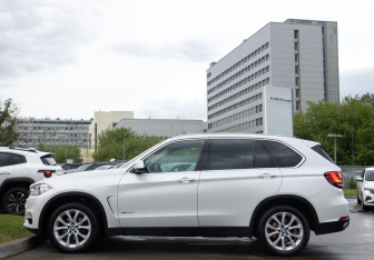 Подержанный автомобиль BMW X5 2017 года (6 фото)