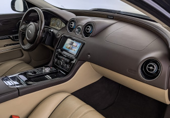 Подержанный автомобиль Jaguar XJ 2017 года (11 фото)