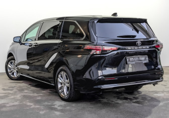 Подержанный автомобиль Toyota Sienna 2025 года (7 фото)