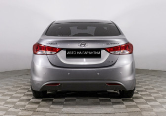 Подержанный автомобиль Hyundai Elantra Sedan 2012 года (4 фото)