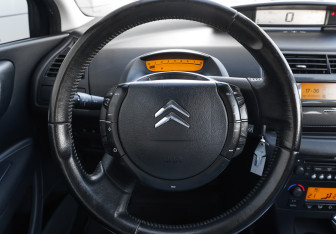 Подержанный автомобиль Citroen C4 Hatchback 2008 года (12 фото)